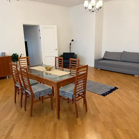 Spacious 2 Bedroom Apartment, Old Town *